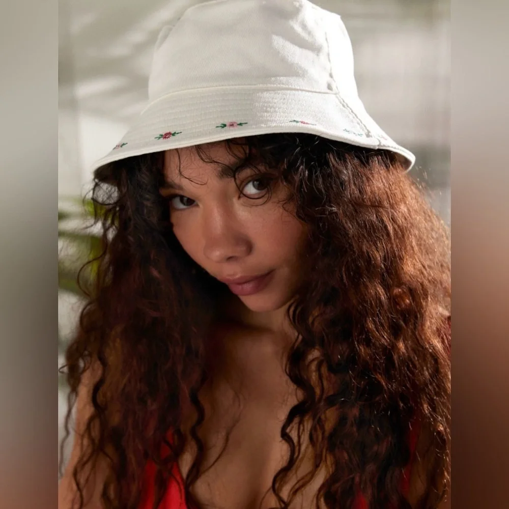 UO embroidered rose bucket hat - Picture 2 of 4